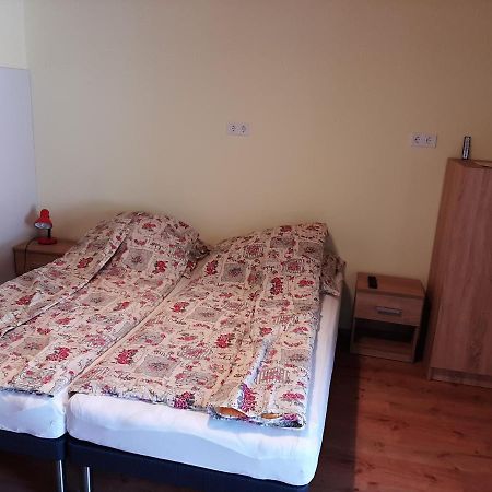 Gyopar Gyoengye Apartmanhaz Orosháza Buitenkant foto