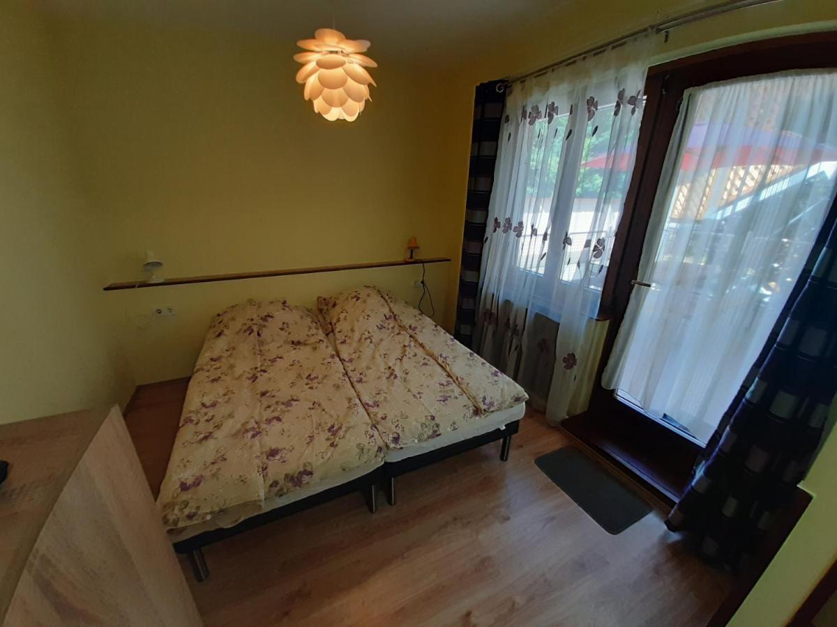 Gyopar Gyoengye Apartmanhaz Orosháza Buitenkant foto
