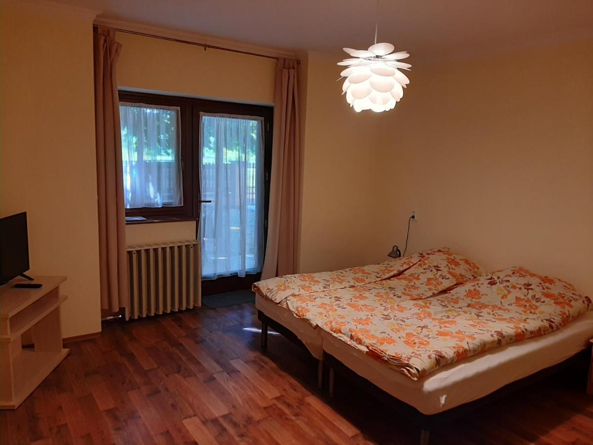 Gyopar Gyoengye Apartmanhaz Orosháza Buitenkant foto