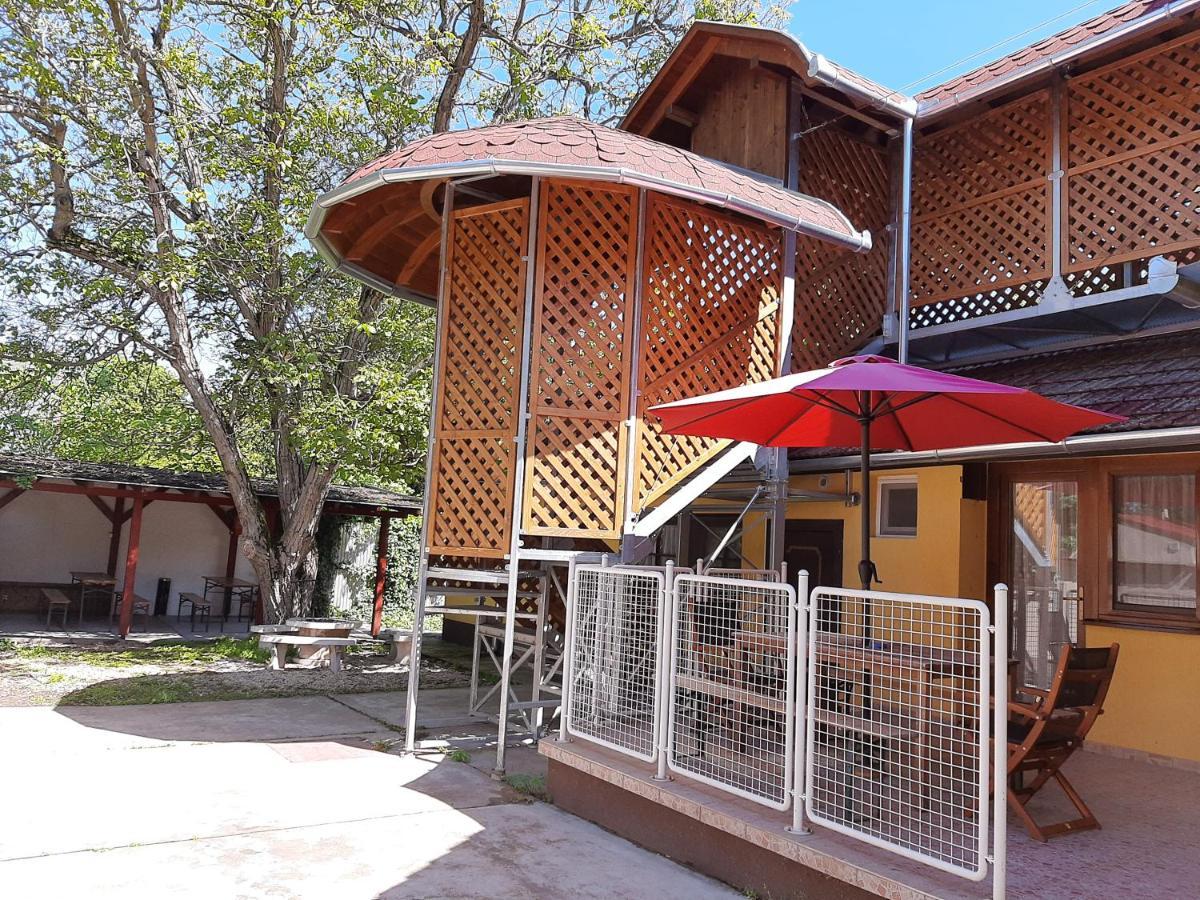 Gyopar Gyoengye Apartmanhaz Orosháza Buitenkant foto