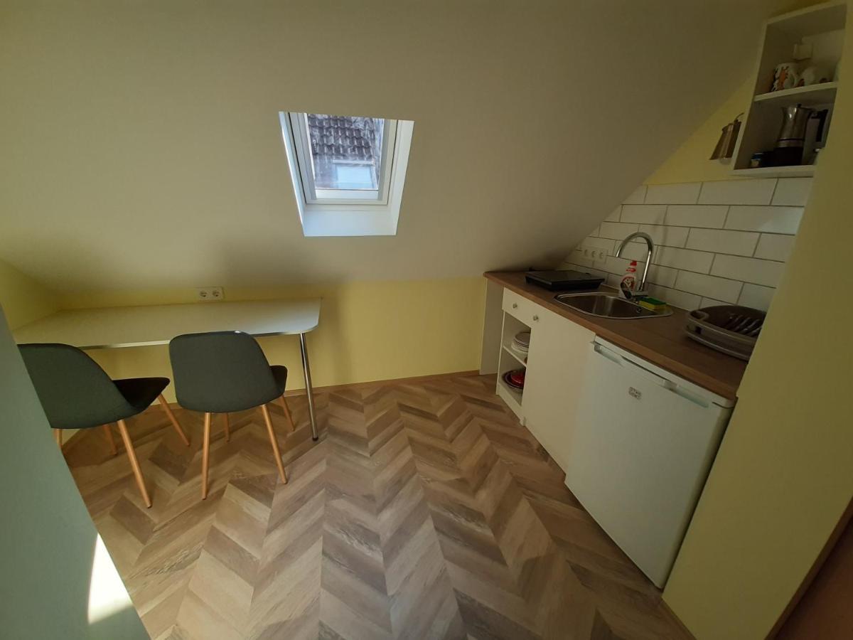 Gyopar Gyoengye Apartmanhaz Orosháza Buitenkant foto