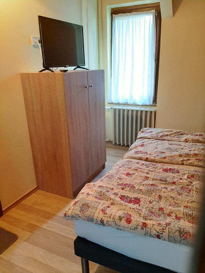 Gyopar Gyoengye Apartmanhaz Orosháza Buitenkant foto