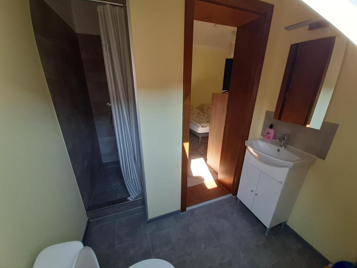 Gyopar Gyoengye Apartmanhaz Orosháza Buitenkant foto
