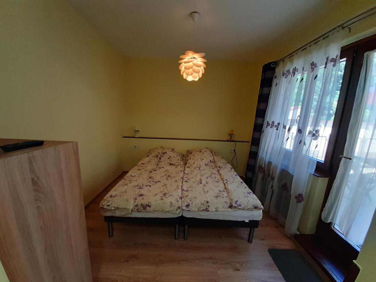Gyopar Gyoengye Apartmanhaz Orosháza Buitenkant foto
