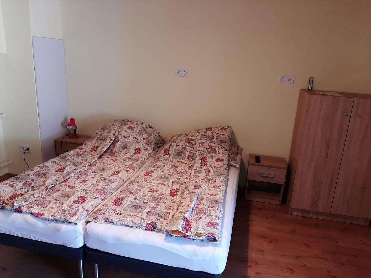 Gyopar Gyoengye Apartmanhaz Orosháza Buitenkant foto