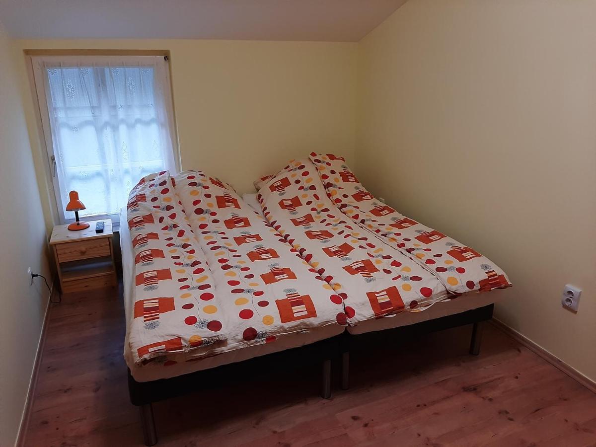 Gyopar Gyoengye Apartmanhaz Orosháza Buitenkant foto