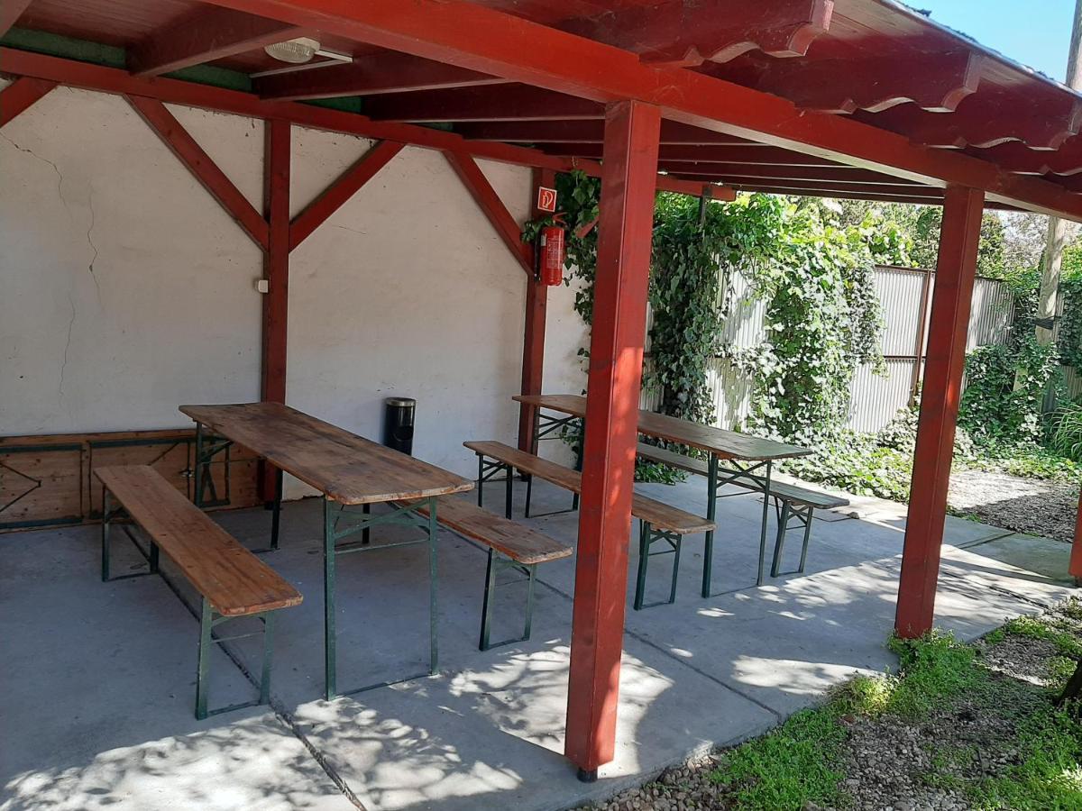 Gyopar Gyoengye Apartmanhaz Orosháza Buitenkant foto