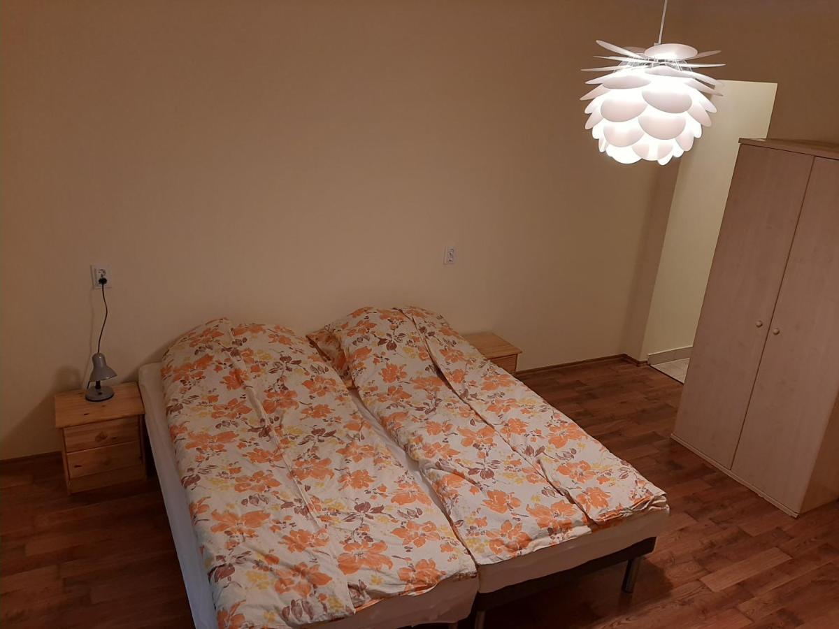 Gyopar Gyoengye Apartmanhaz Orosháza Buitenkant foto