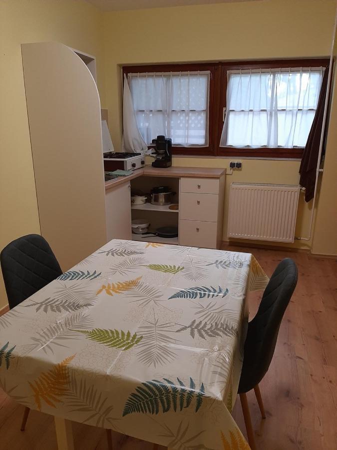 Gyopar Gyoengye Apartmanhaz Orosháza Buitenkant foto
