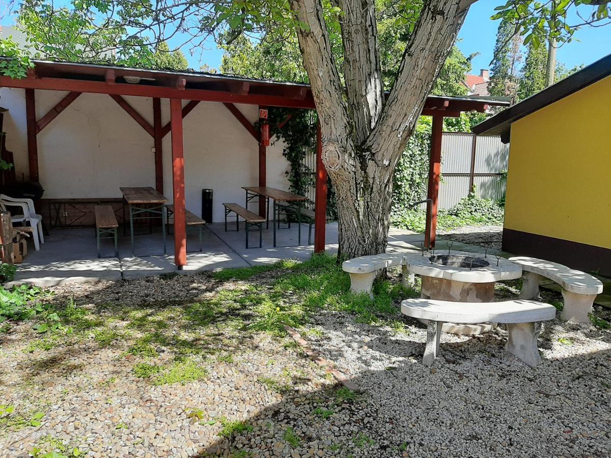 Gyopar Gyoengye Apartmanhaz Orosháza Buitenkant foto