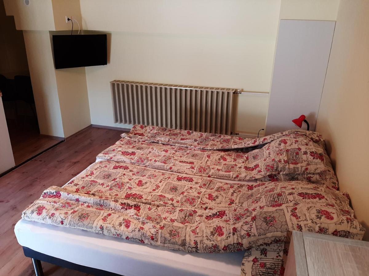 Gyopar Gyoengye Apartmanhaz Orosháza Buitenkant foto
