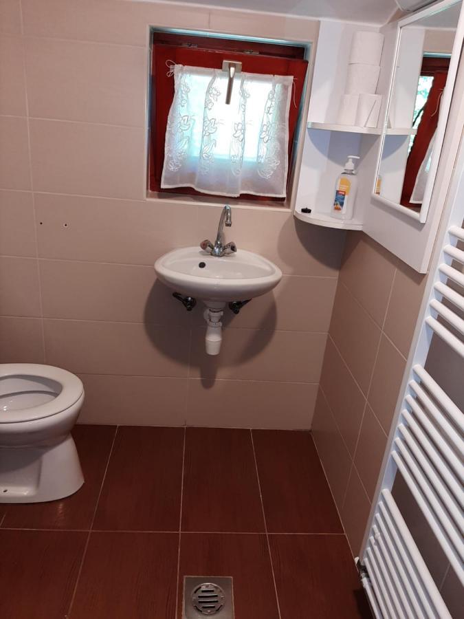 Gyopar Gyoengye Apartmanhaz Orosháza Buitenkant foto