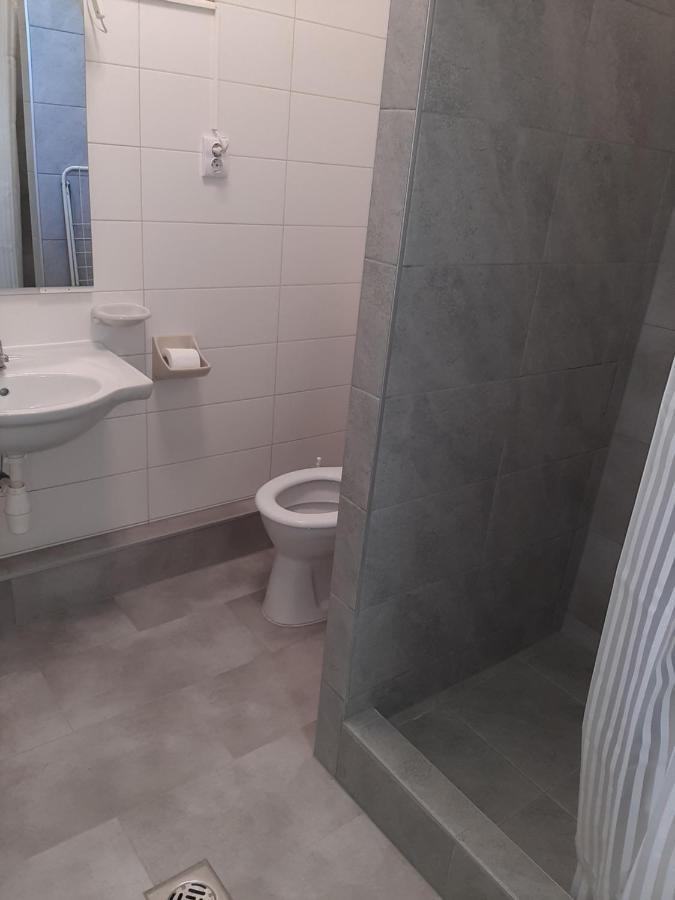 Gyopar Gyoengye Apartmanhaz Orosháza Buitenkant foto