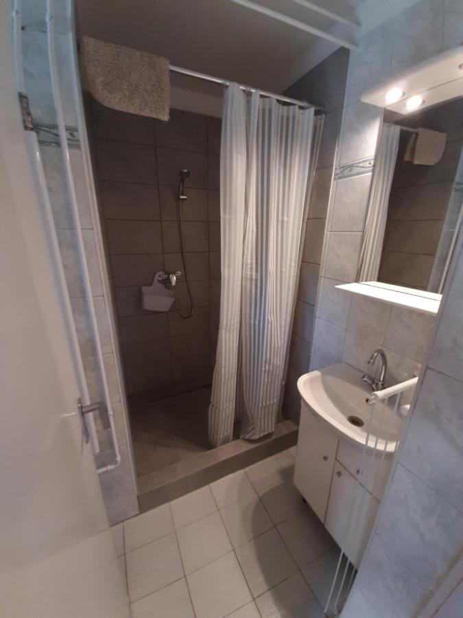 Gyopar Gyoengye Apartmanhaz Orosháza Buitenkant foto