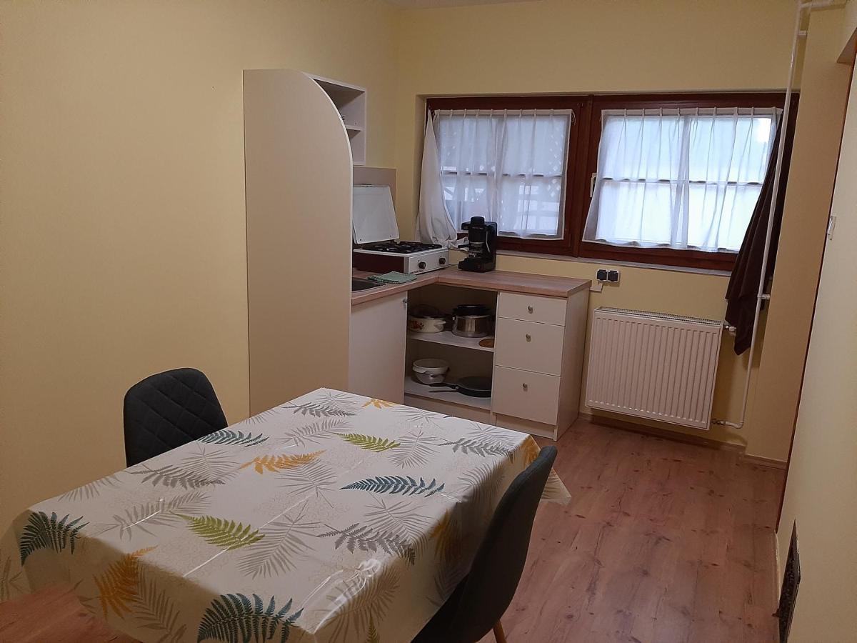 Gyopar Gyoengye Apartmanhaz Orosháza Buitenkant foto