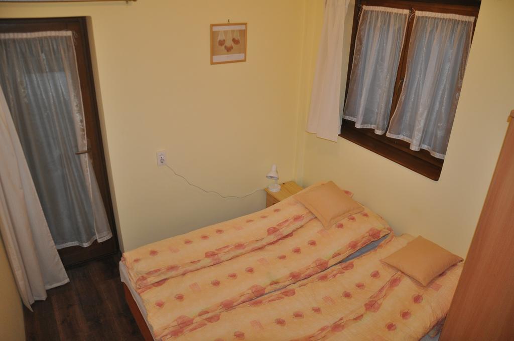 Gyopar Gyoengye Apartmanhaz Orosháza Buitenkant foto